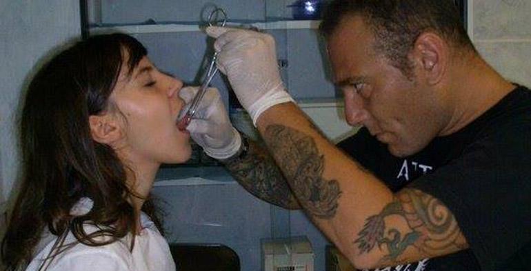 Silvio Santovito mentre esegue un piercing alla lingua